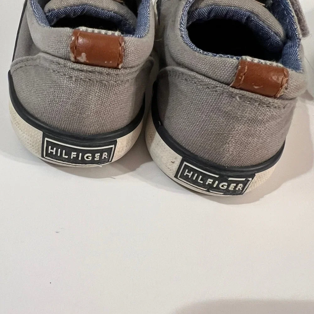Toddler boy size 8 Tommy Hilfiger shoes (s-199)